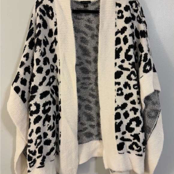 Ann Taylor Black and White Animal Print Poncho - Picture 1 of 2